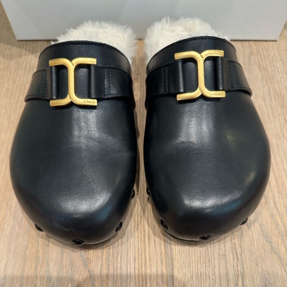 Chloé Marcie Shearling Black Leather Clogs with Gold Accent - Picture 3 of 13
